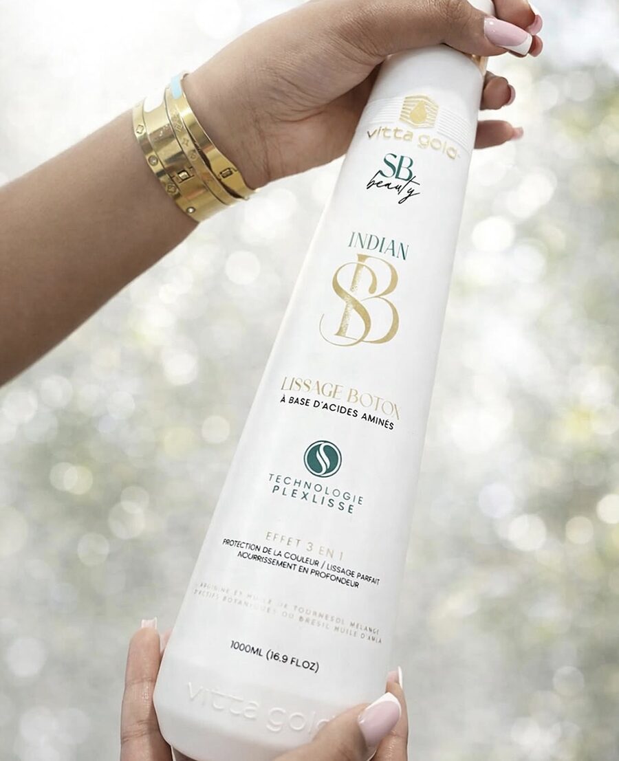 Flacon Indian SB, lissage botox à base d'acides aminés, tenu à deux mains